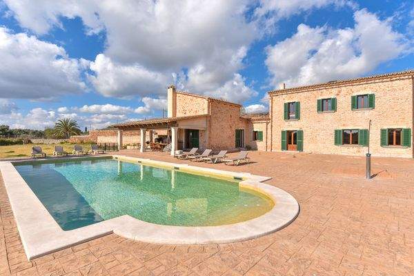 Poolbereich und Finca