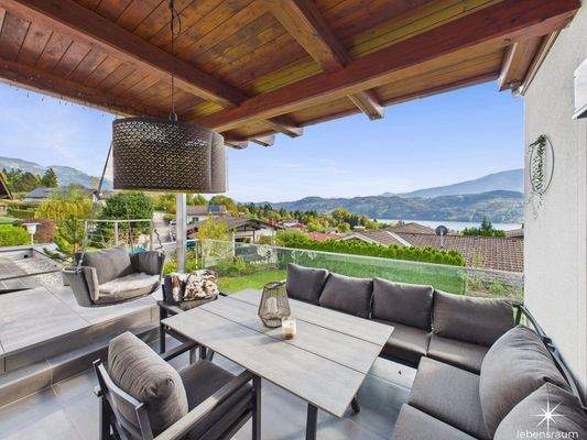 Süd-Terrasse mit Blick auf den See.