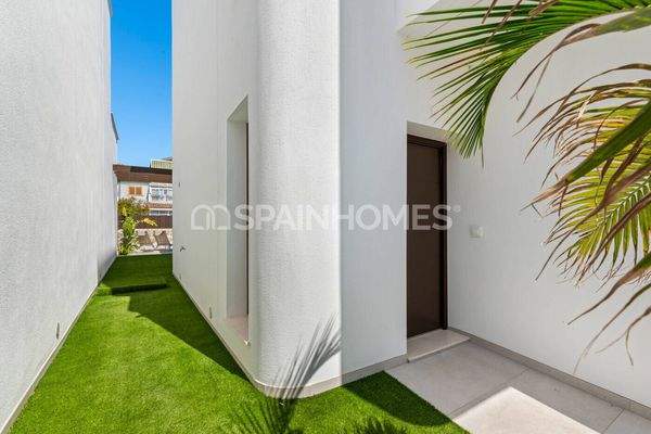 Detached Villas with Pool 900 m from the Beach in Mil Palmeras