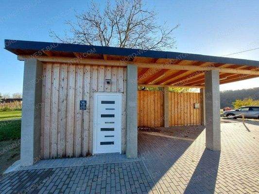 Gepfl. Hof mit Carport, Abstellraum und Holzlager