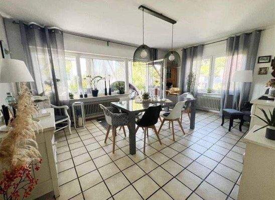 Zimmer EG mit Türe zu Terrasse 