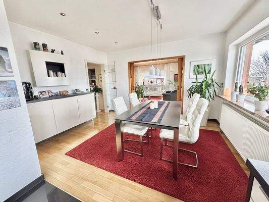 Essbereich mit Durchgang zum Wohnzimmer