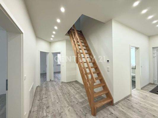 Flur/Eingangsbereich mit Treppe zum ausgebauten DG