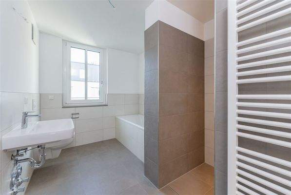 Bad mit Dusche & Wanne