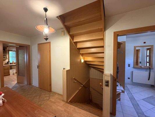 Flur / Abgang in den Wohnkeller / Eingang