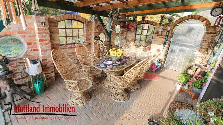 überdachte Terrasse mit Blick auf den Teich