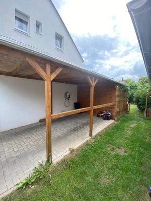 Carport mit Ladestation neben Garage.jpg