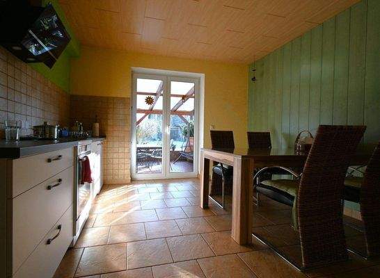 Küche mit Blick zur Terrasse