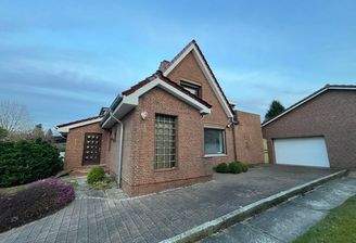 Seitenansicht mit Garage