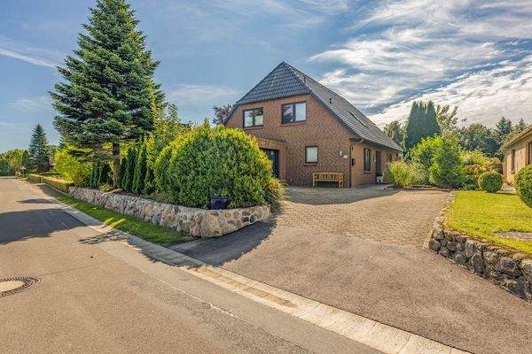 Vorderansicht mit Garage und schönem Wall