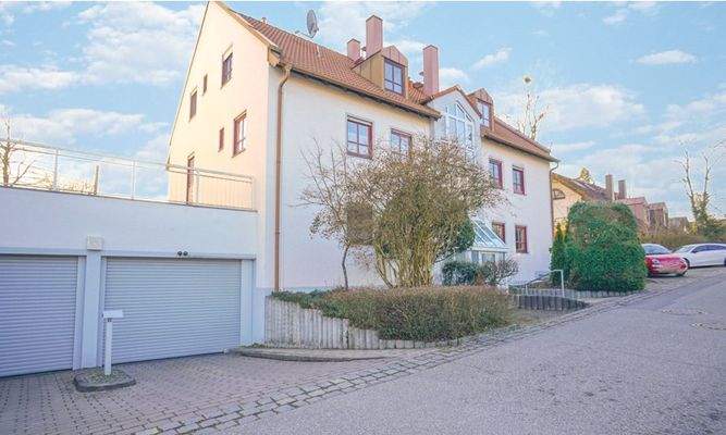 Außenansicht Haupteingang und Tiefgarageneinfahrt