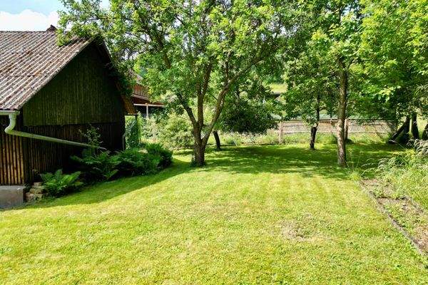 Schattiges Plätzchen hinter dem Nebengebäude