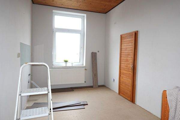 Küche mit Blick Richtung Speisekammer