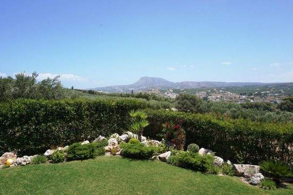 Kreta, Kalyves: Einstöckige Villa mit freiem Bergblick zu verkaufen