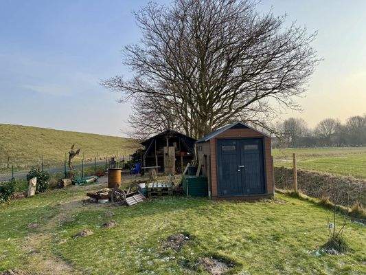 Hünerstall und Werkstatt