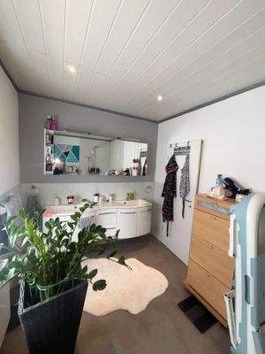 Badezimmer Blickrichtung Waschbecken.jpg