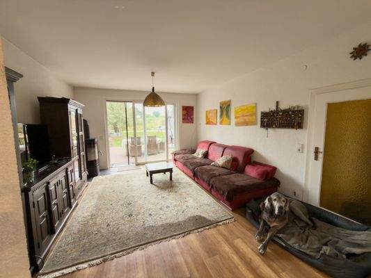 Wohnzimmer mit Zugang zur Terrasse