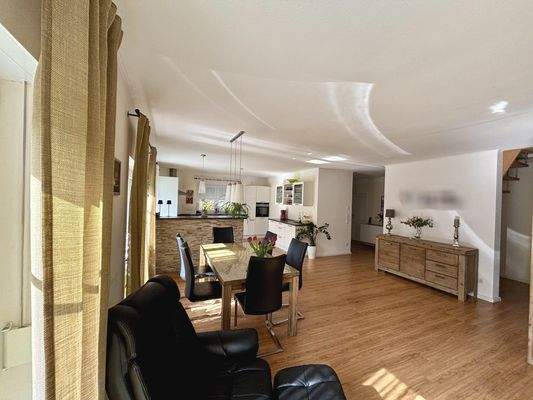 großzügies Wohn-und Esszimmer mit offener Küche und Zugang zur Terrasse