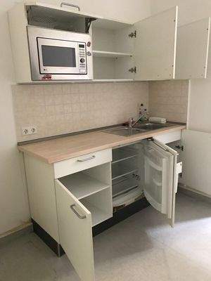 Schöne Teeküche mit Küchenzeile, Fenster zum Hof