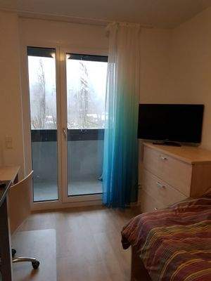 TV und Gardinenansicht