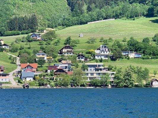 Steinwand vom See aus betrachtet