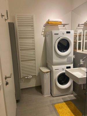 Badezimmer mit Waschmaschine und Trockner