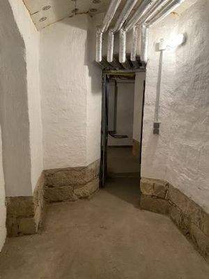 gedämmte Kellerdecke und Kellerleitungen