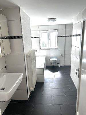 Badezimmer mit Wanne und Dusche.JPG