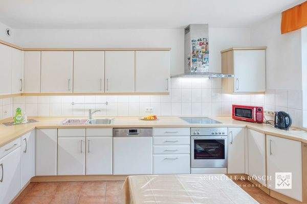 Eine moderne helle Küche