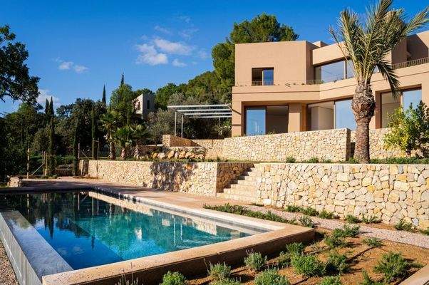 Moderne Villa mit Blick auf den Golfplatz zu verkaufen in Pollensa, Mallorca