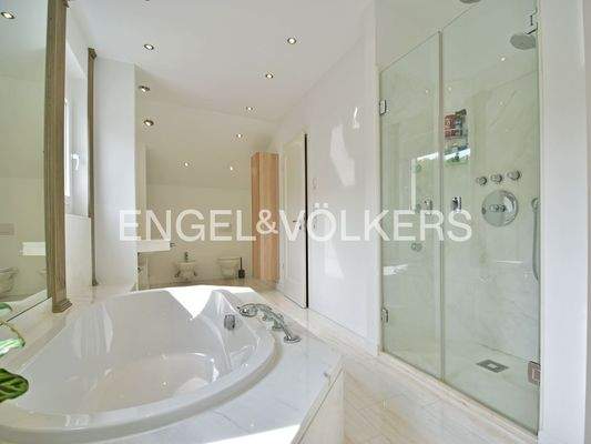 DG: Luxuriöses Tageslichtbad in feinstem Marmor gehalten