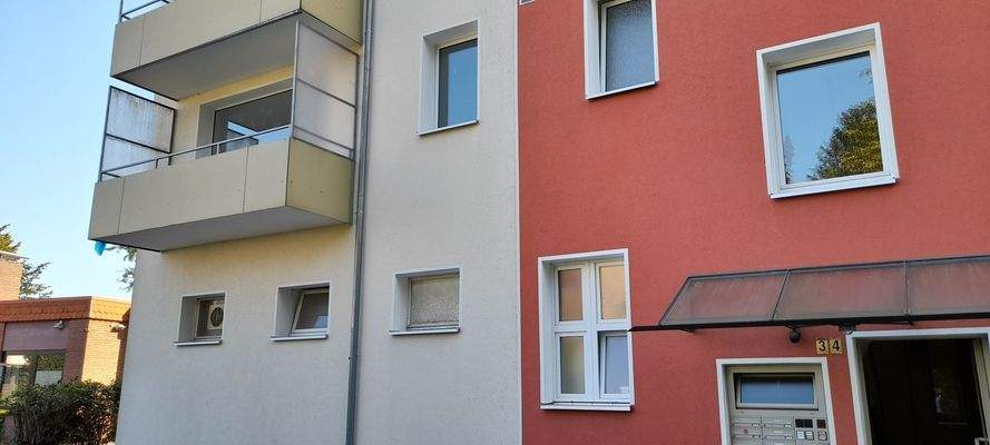  Eingangstür mit Balkon