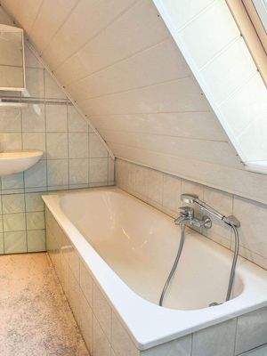 Bad mit Wanne, Dusche und 2 Fenstern