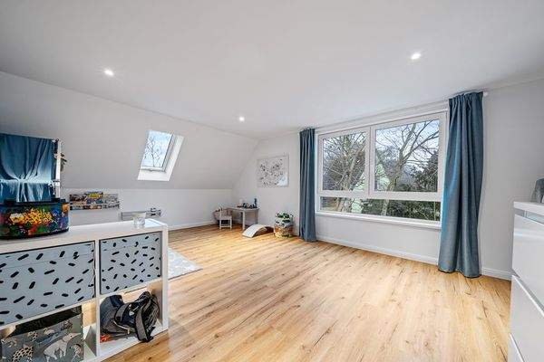 Großes Kinderzimmer im DG