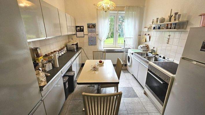 EG: Küche mit Garten-Fenster