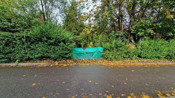 Straßenfront des unbebautes Grundstück