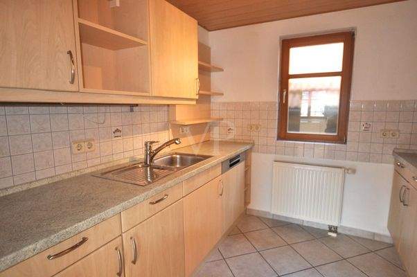 Viel Arbeitsfläche und Stauraum