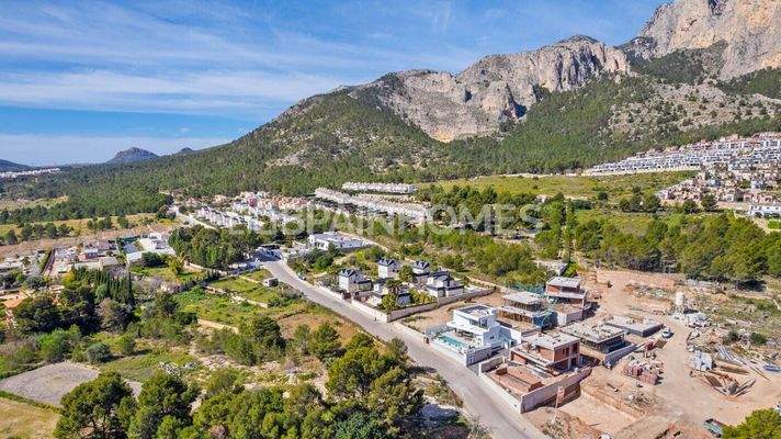 Detached Houses with Large Plots in Polop Centro Alicante