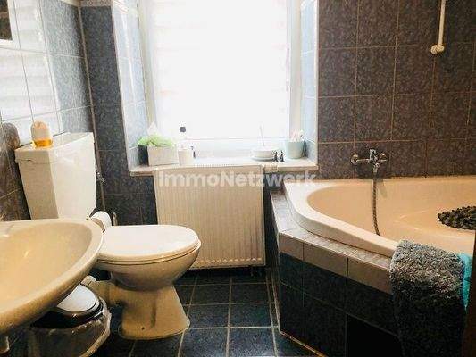 kleine Wohnung EG rechts Bad