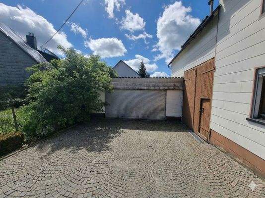 Einfahrt Garage und Scheune