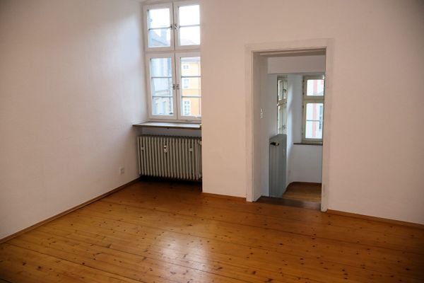 Wohnzimmer mit Holzdielenfußboden 