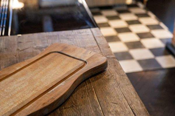 Holzbrett auf Küchentheke