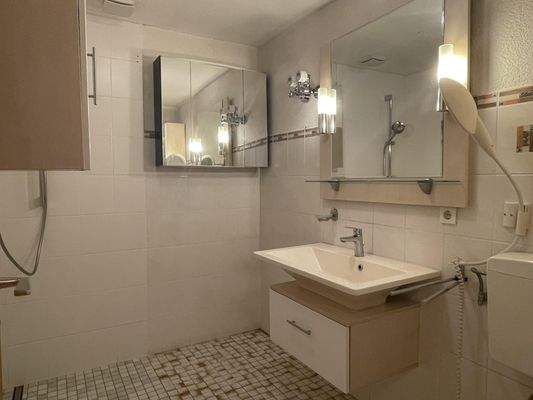 Badezimmer mit Dusche und WC