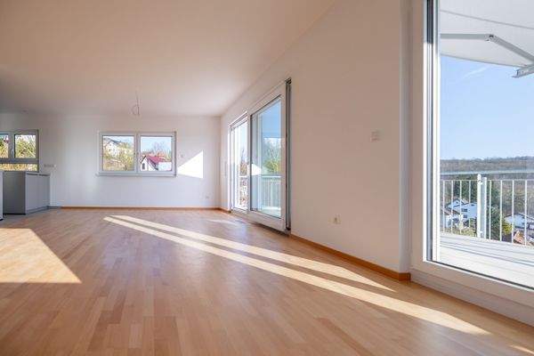 Lichtdurchfluteter Wohn- / Ess- / Küchenbereich, Blick Richtung Küche und Terrasse