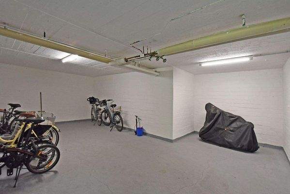und praktischem Fahrradkeller