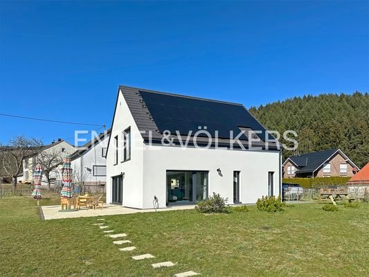 Hausansicht mit PV Anlage