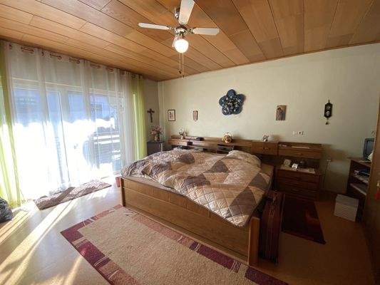Elternschlafzimmer mit Balkon
