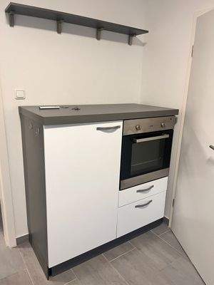 Moderne Küche mit Ofen