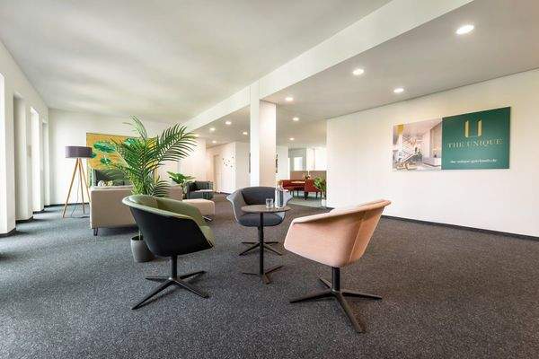 Repräsentative Bürofläche mit flexiblen Besprechungszonen und moderner Architektur