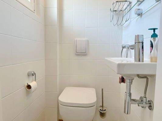 Helles Gäste WC mit Fenster-